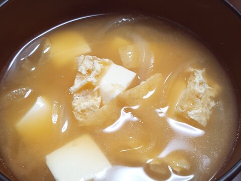 豆腐、玉ねぎ、油揚げの味噌汁